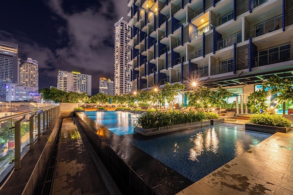 Outdoor pool, pool umbrellas, sun loungers - Cosmo Condotel Nha Trang (Nha Trang)