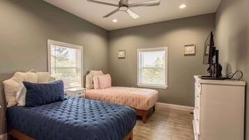 3 bedrooms, iron/ironing board, WiFi, bed sheets
