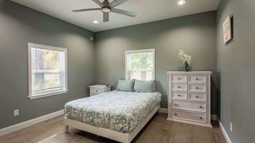 3 bedrooms, iron/ironing board, WiFi, bed sheets
