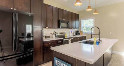 3BR House By Lake with BBQ, Fire Pit & EV Charger