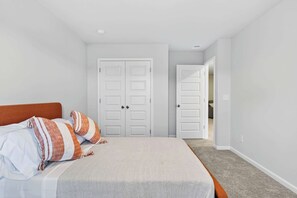 4 bedrooms, iron/ironing board, WiFi, bed sheets