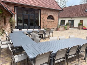 تناول الطعام بالخارج