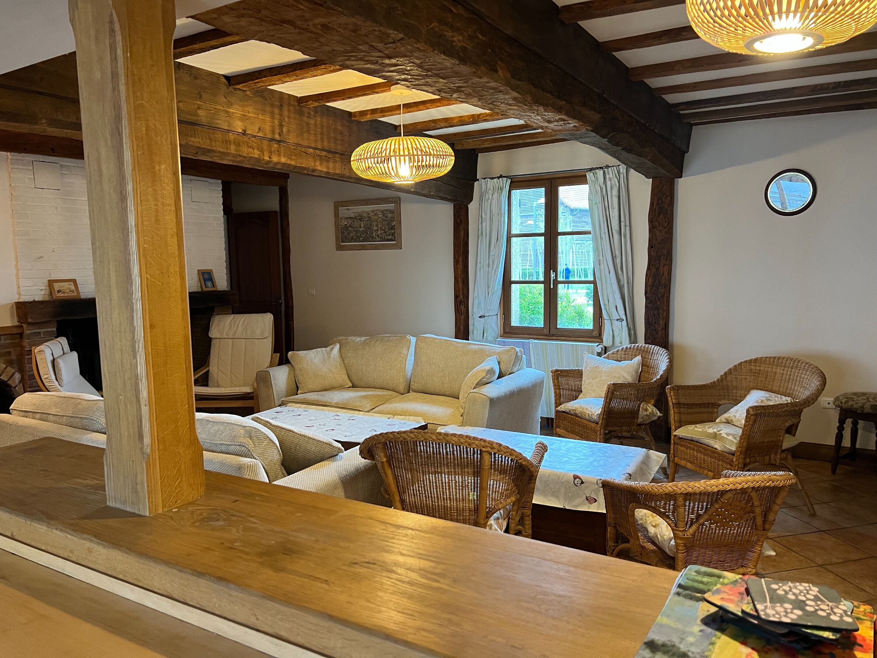 Smart-tv, ett bordtennisbord och en stereo