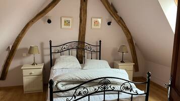 12 bedrooms, iron/ironing board, free WiFi, bed sheets