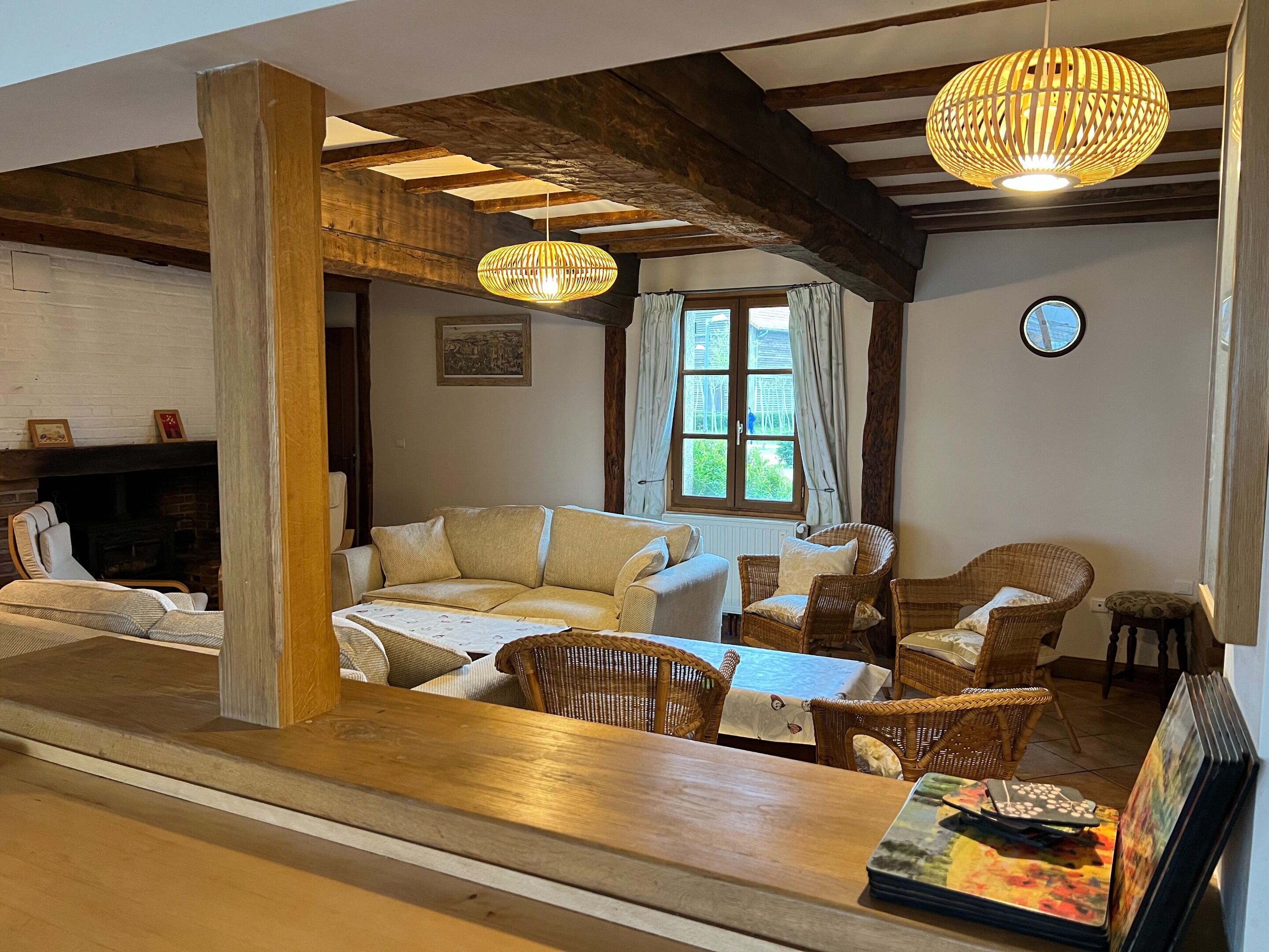 Smart-tv, ett bordtennisbord och en stereo