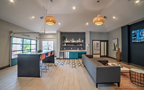 Spacious apt w/pool, hot tub & workspace