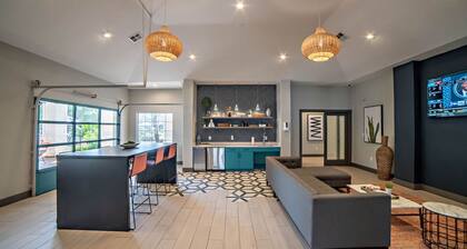 Spacious apt w/pool, hot tub & workspace