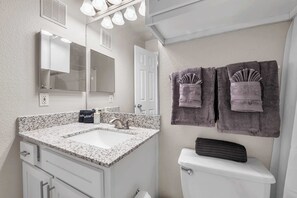 Dusj, hårføner og håndklær