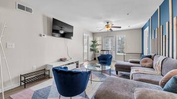 Een televisie en een kantoor