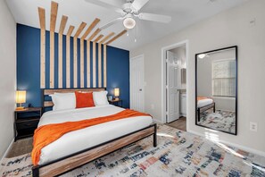 4 soverom, skrivebord, strykejern/-brett og reiseseng for barn