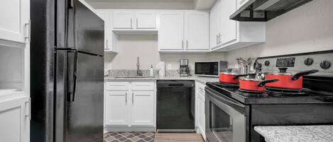 Geladeira, micro-ondas, fogão, cooktop