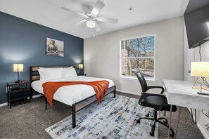 4 Schlafzimmer, Schreibtisch, Bügeleisen/Bügelbrett, Reisekinderbett