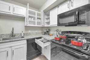 Een koelkast, een microgolfoven, een oven, een kookplaat