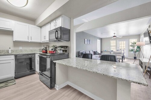 Spacious apartment w/pool & hot tub