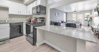 Spacious apartment w/pool & hot tub