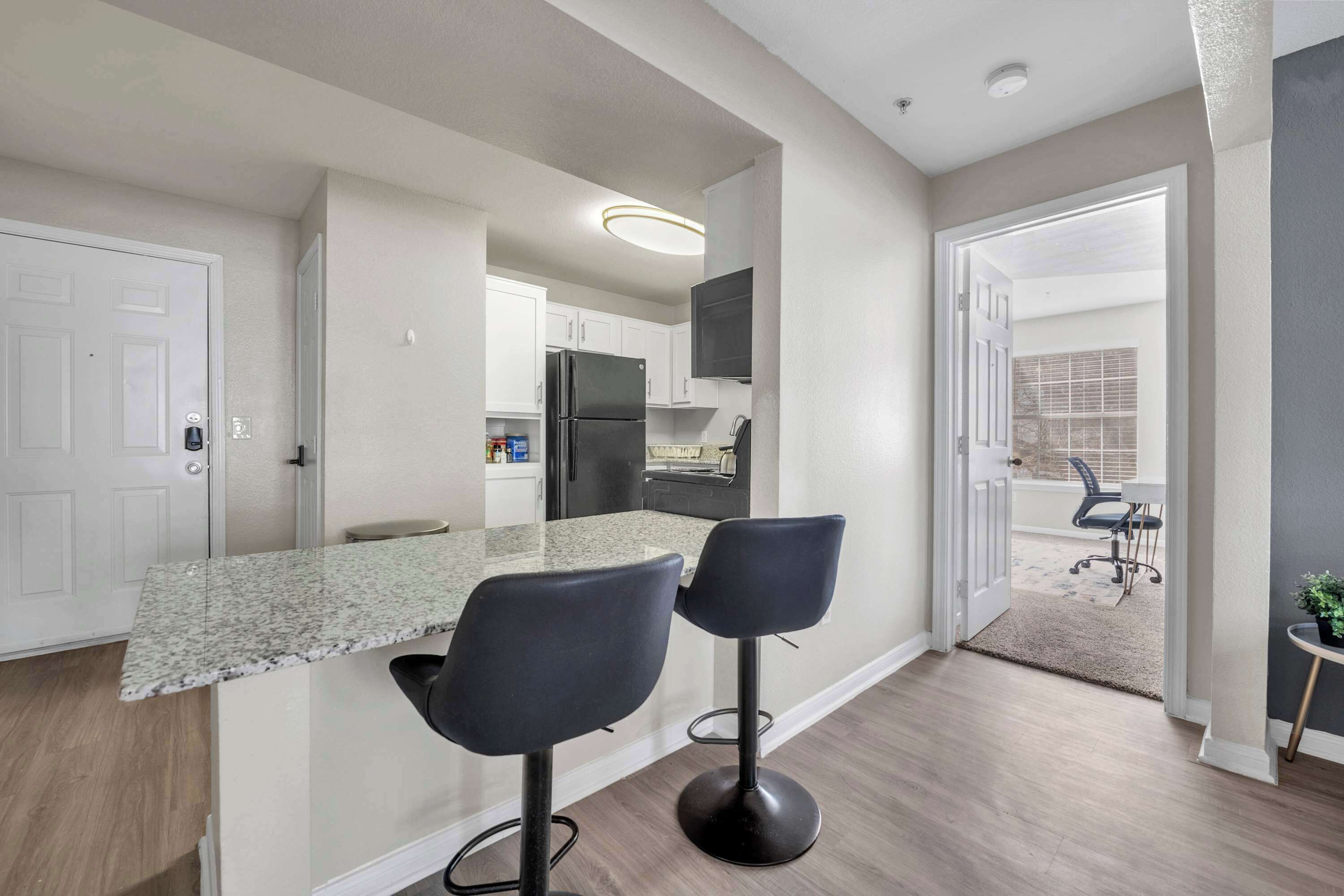 Kjøleskap, mikrobølgeovn, ovn og kokeplater