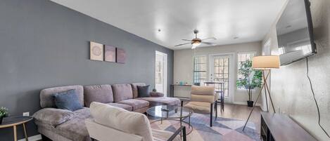 Televisión, libros y oficina