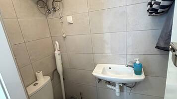 タオル、石鹸、トイレットペーパー