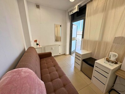 Cozy studio near the city center with free parking