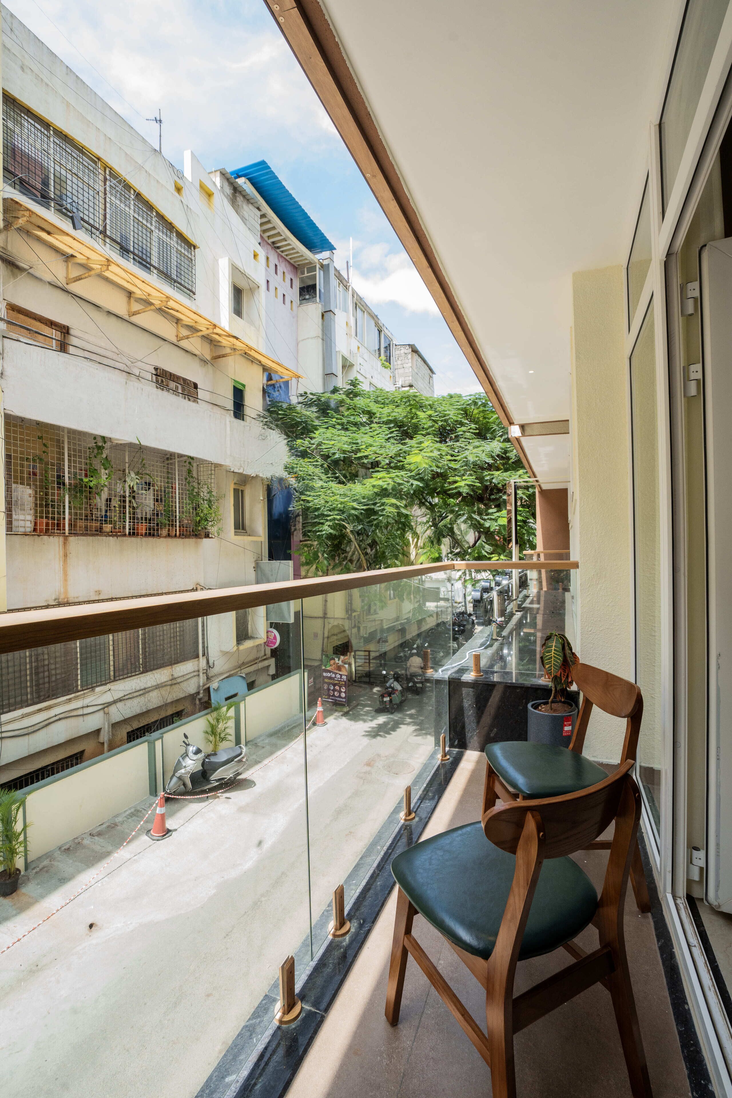 Deluxe Suite | In-room safe, desk, laptop workspace, iron/ironing board