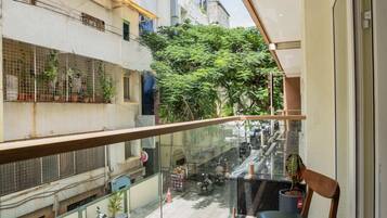 Deluxe Suite | In-room safe, desk, laptop workspace, iron/ironing board