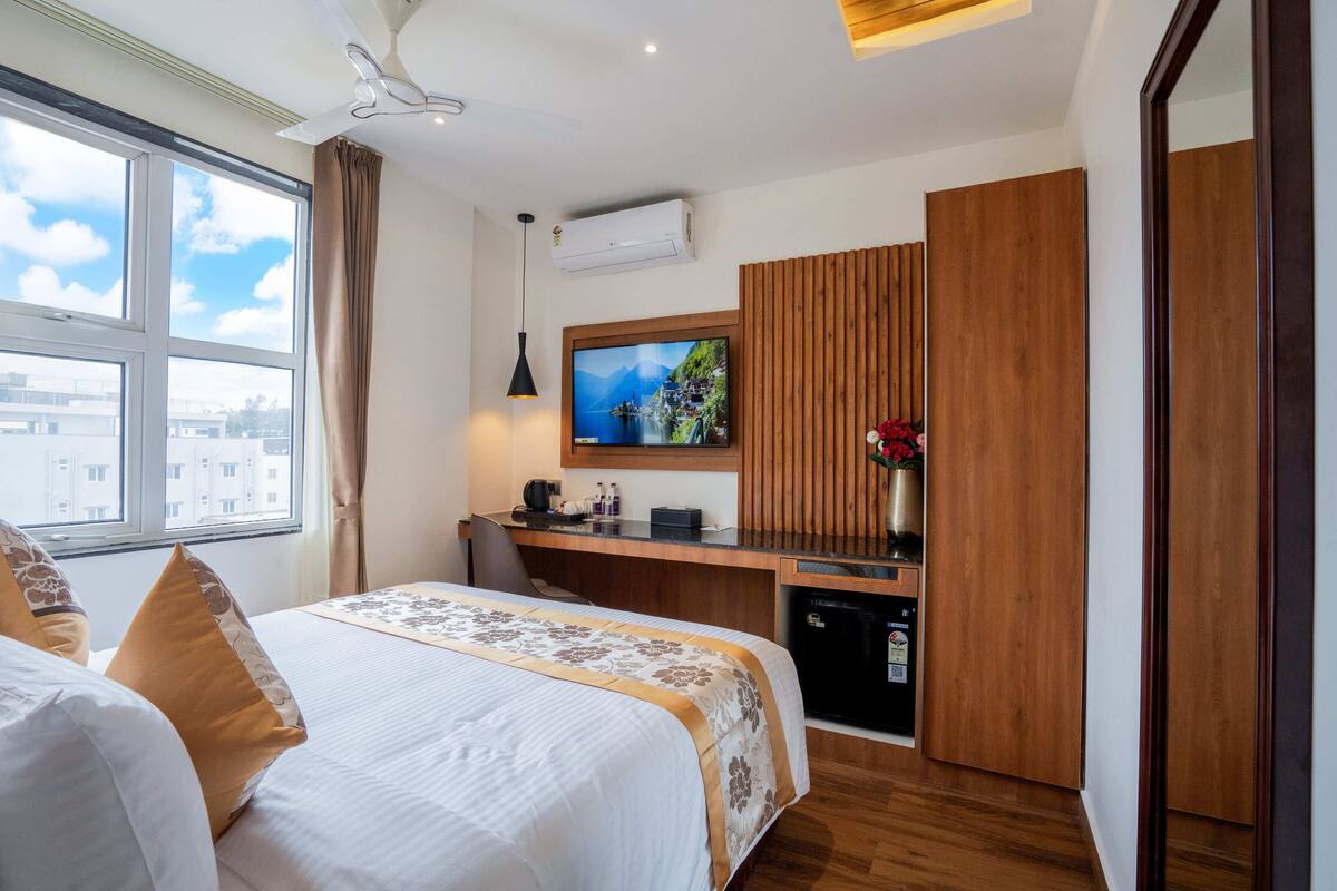 Standard Room | In-room safe, desk, laptop workspace, iron/ironing board