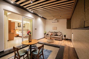 Suite ejecutiva | Servicio de comidas en la habitación