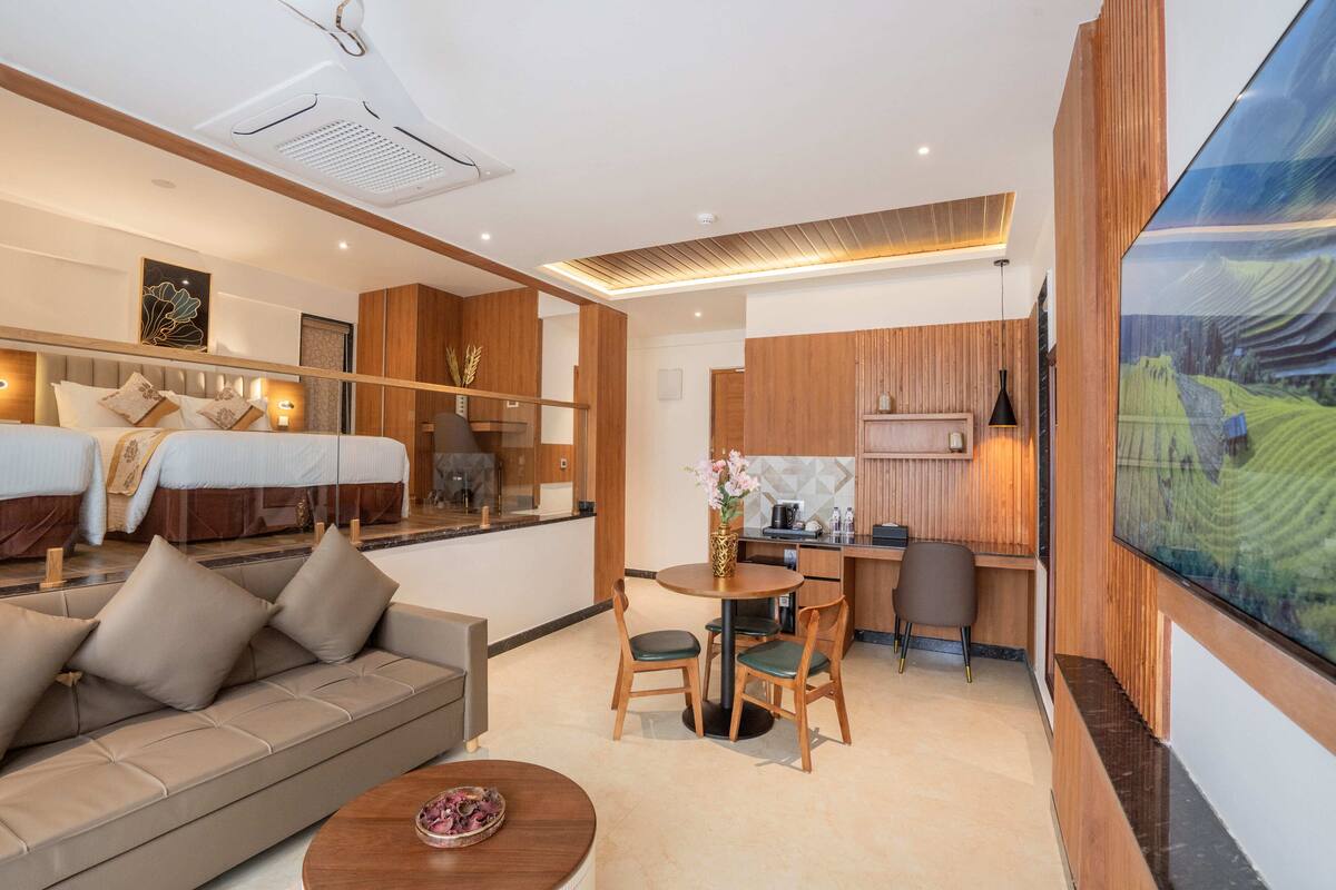 Deluxe Suite | In-room safe, desk, laptop workspace, iron/ironing board