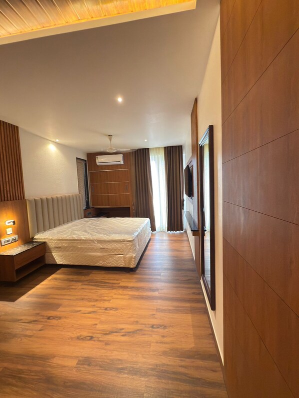 Premium Double Room | In-room safe, desk, laptop workspace, iron/ironing board