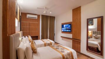 Dobbeltværelse med dobbeltseng eller 2 enkeltsenge | Pengeskab på værelset, skrivebord, arbejdsområde til bærbare computere