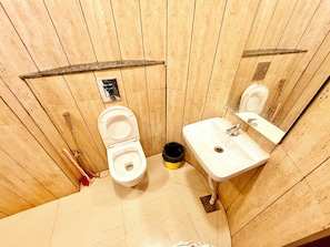 Double Room | Bathroom | Shower, rainfall showerhead, bidet, towels