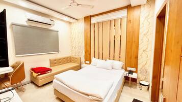 Hochwertige Bettwaren, Schreibtisch, laptopgeeigneter Arbeitsplatz