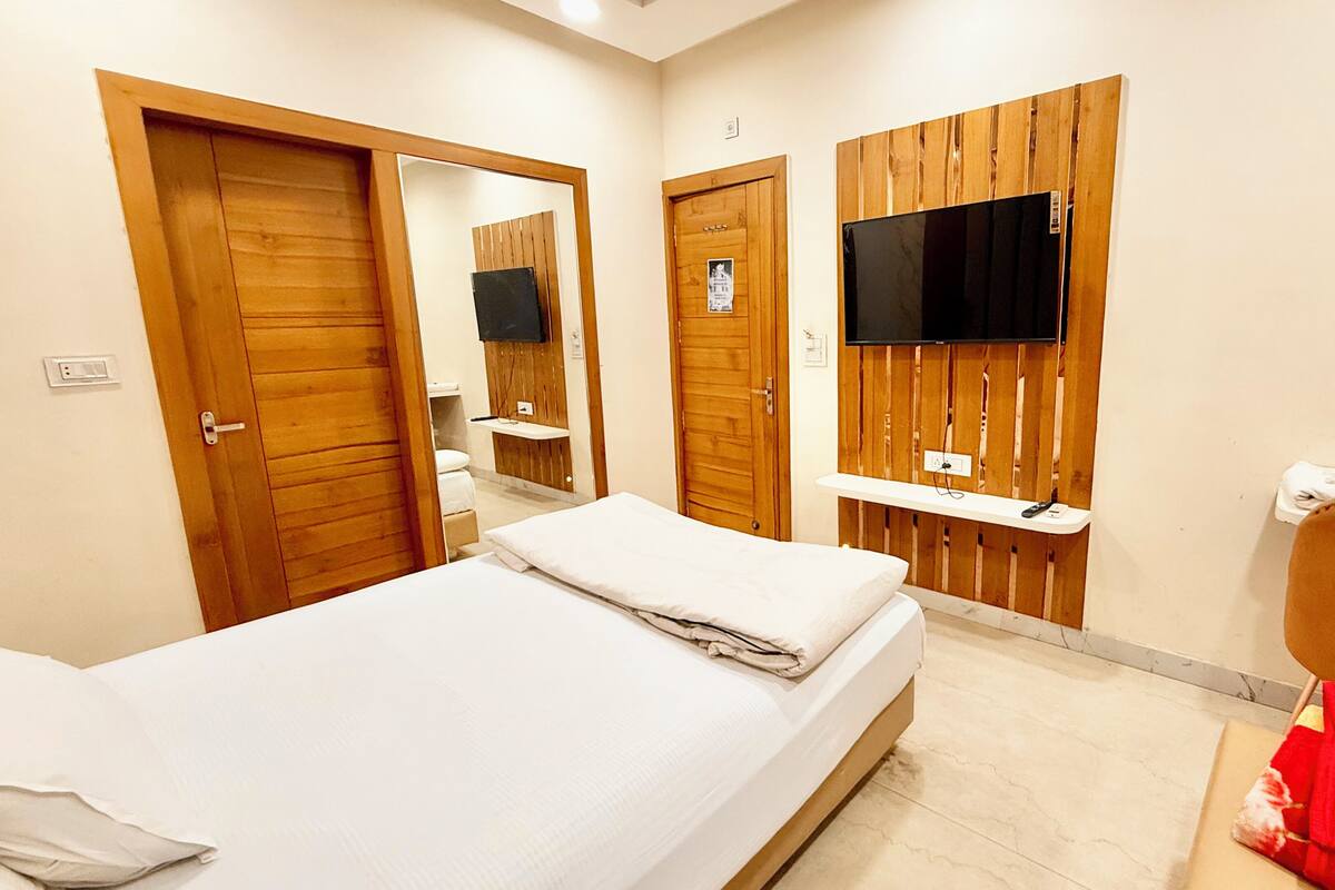 Double Room | Premium bedding, desk, laptop workspace, soundproofing