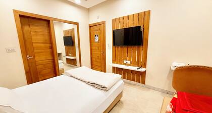 Hotel Apple Palace - Prime Located