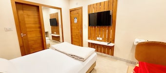 Hotel Apple Palace - Prime Located