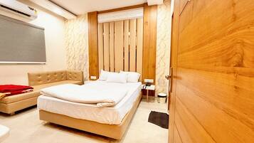 Superior-Doppelzimmer | Hochwertige Bettwaren, Schreibtisch, laptopgeeigneter Arbeitsplatz