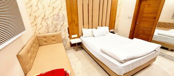 Hotel Apple Palace - Prime Located