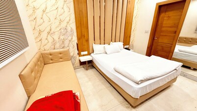 Hotel Apple Palace - Prime Located