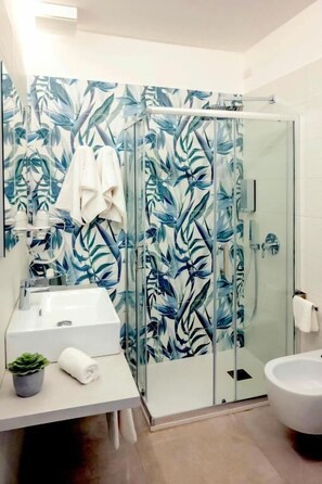 Classic Double Room, 1 Double Bed | Bathroom | Shower, hair dryer, towels, soap - Alba in Cento (Lampedusa)