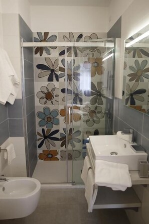 Junior Triple Room, Balcony | Bathroom