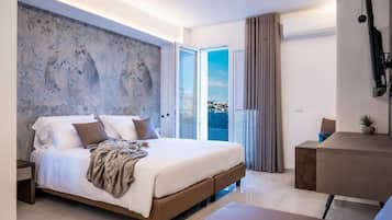 In-room safe, desk, free WiFi