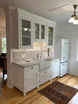 Mikrobølgeovn, kaffe-/temaskine, køkkentøj/tallerkener/redskaber