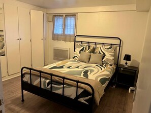 1 bedroom, desk, iron/ironing board, WiFi