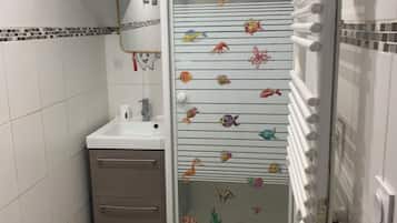 Towels, soap, shampoo, toilet paper