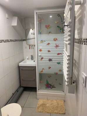 Towels, soap, shampoo, toilet paper