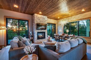 Televisión, chimenea y oficina 