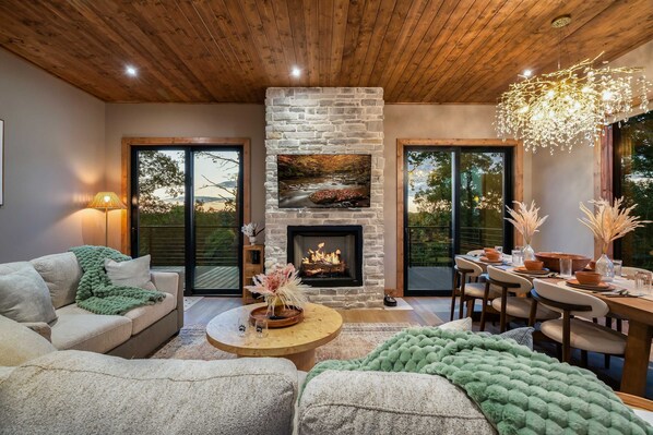 Televisión, chimenea y oficina 