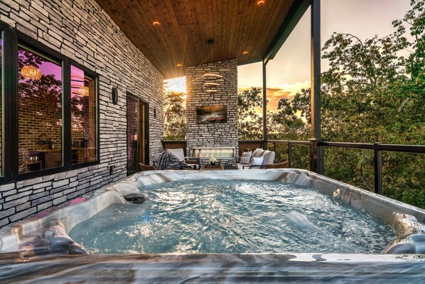 Outdoor spa tub