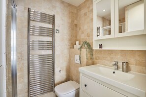 Apartment | Bathroom | Hair dryer, soap, shampoo - Superb Studio Center of Paris Montorgueil (Paris)