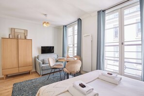 Apartemen | Ruang kerja ramah laptop, setrika/meja setrika, dan seprai linen